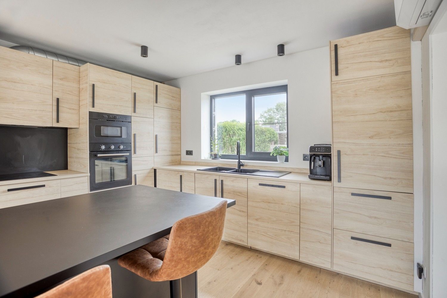 Volledig gerenoveerde woning met 5 slaapkamers en bijgebouw met diverse mogelijkheden foto 9