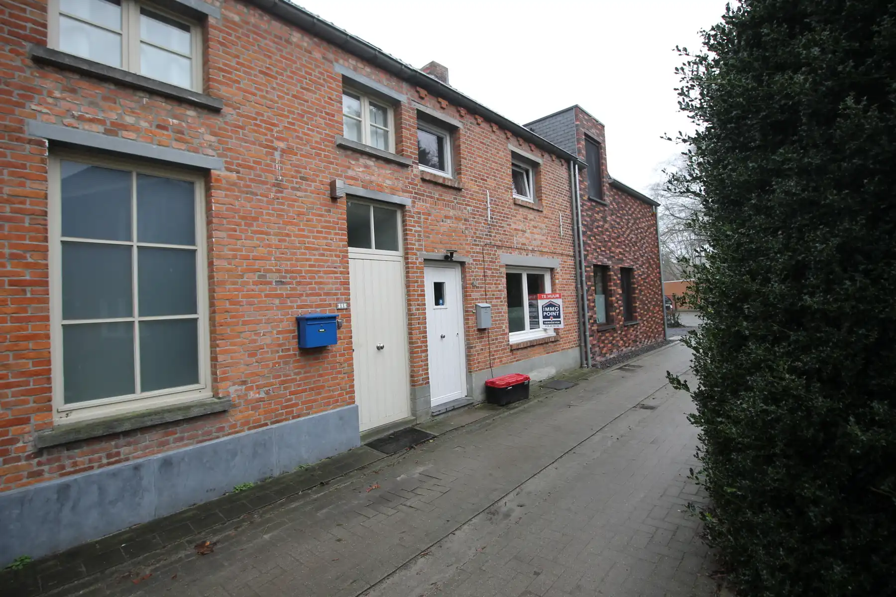 Gerenoveerde gezinswoning met 3 slaapkamers, terras en tuin op een zeer centrale, doch rustige ligging. foto {{pictureIndex}}