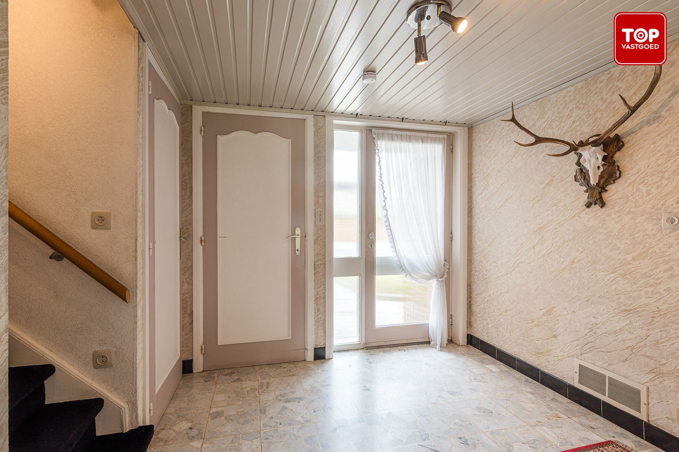 Te renoveren woning met potentieel in rustige buurt  foto 3
