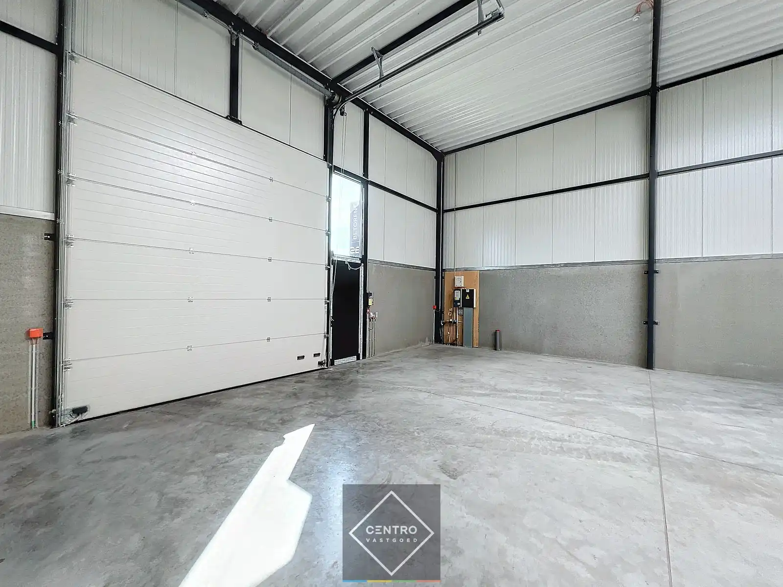 LOODS (132m²) voor OPSLAG inclusief private parkeerplaats voor de deur en vrije hoogte 6m op ambachtelijke zone te Ingelmunster. foto 12