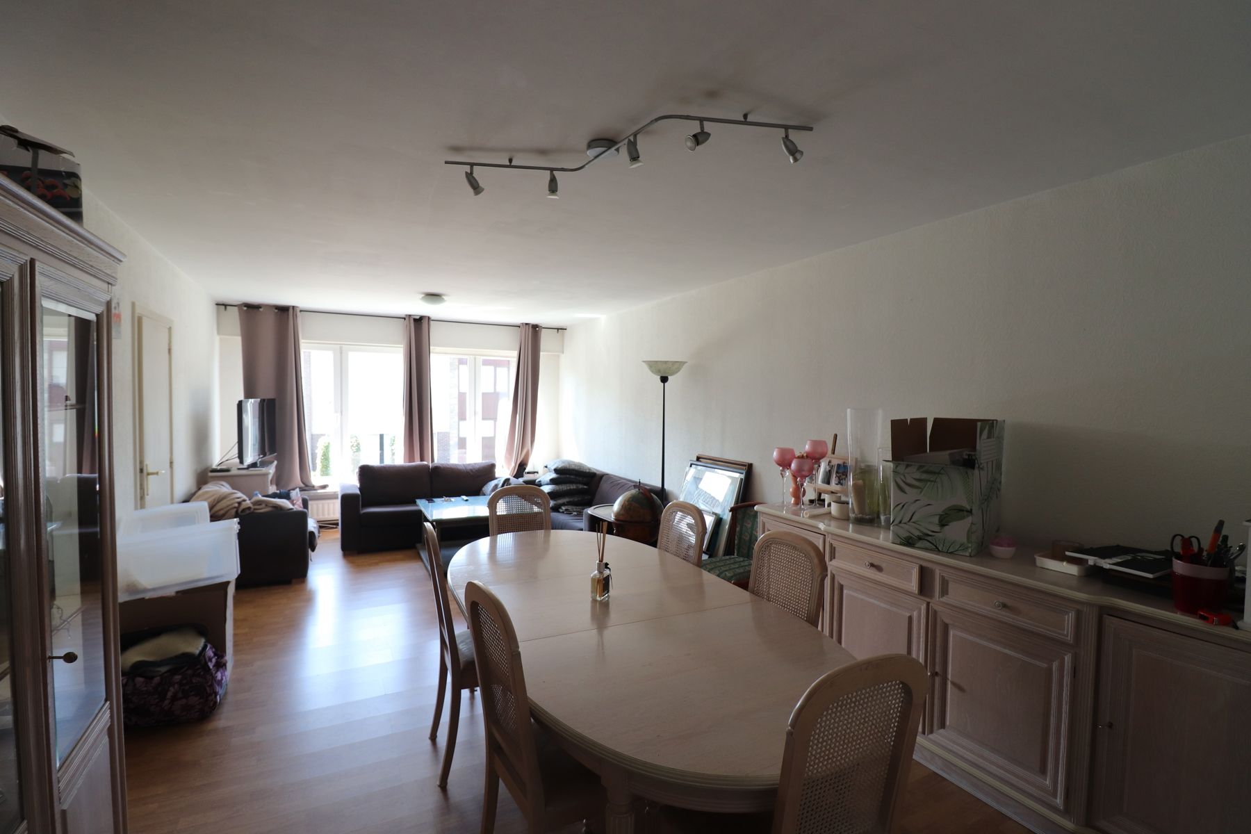 Een appartement op de 1ste verdieping met 2 slaapkamers, garage en tuin.  foto 3