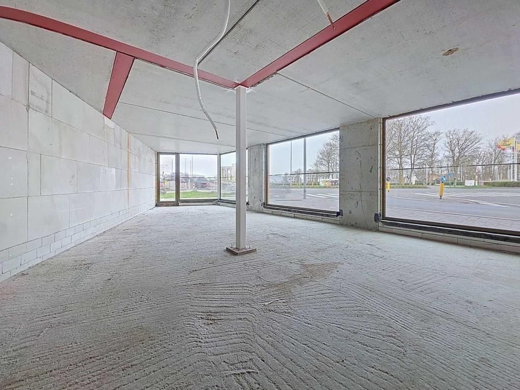 Dit handelspand (97 m²), gelegen aan de kaai van Nieuwpoort-Stad, biedt een veelzijdige opportuniteit foto 4