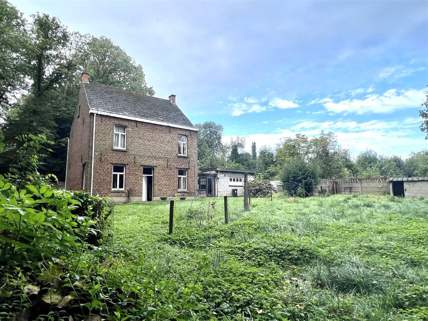 Charmante, te renoveren woning met veel potentieel in rustige omgeving foto 5