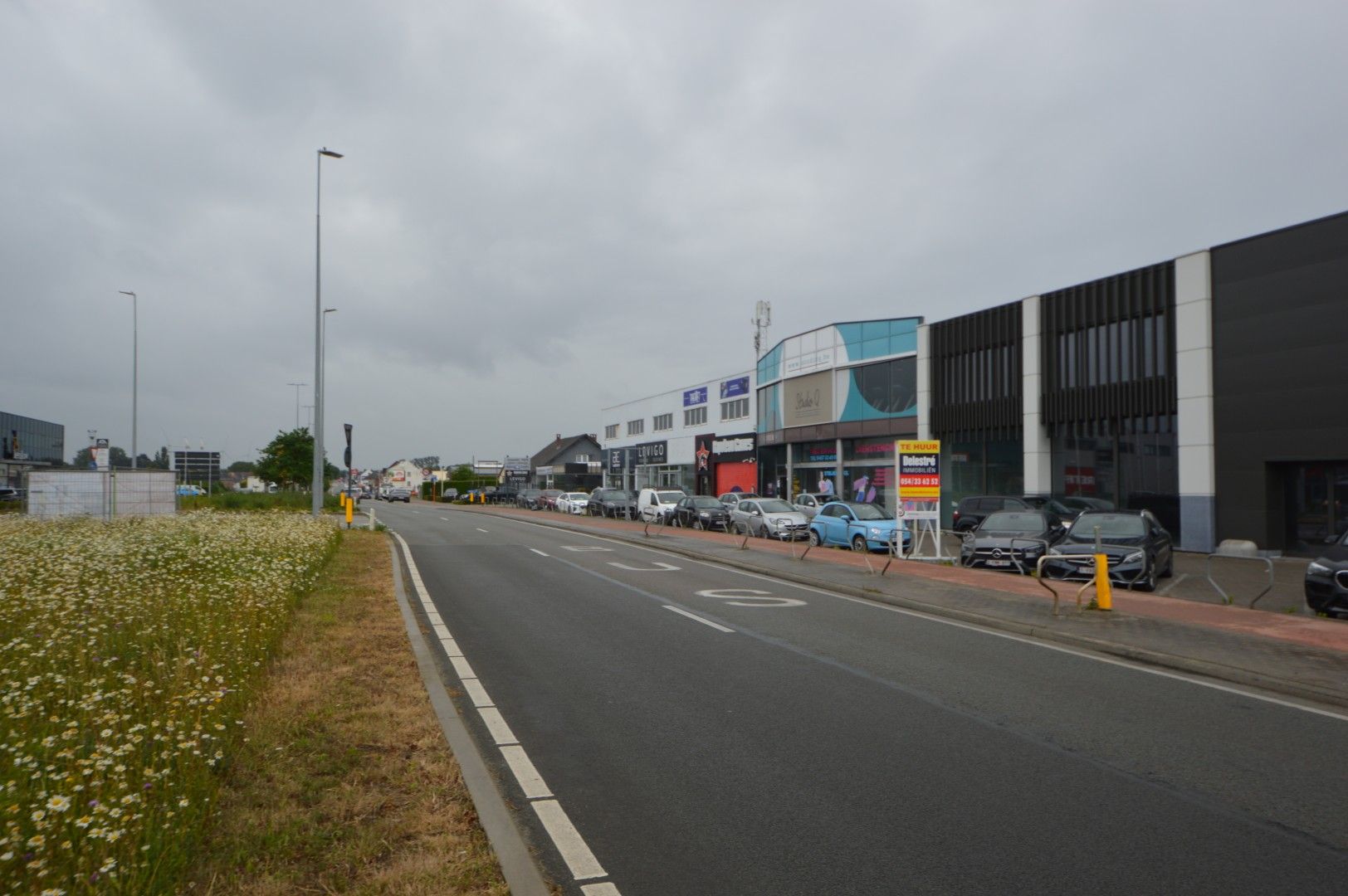 COMMERCIEEL GEBOUW BAANLOCATIE MET PARKING NABIJ MCDONALDS foto 3