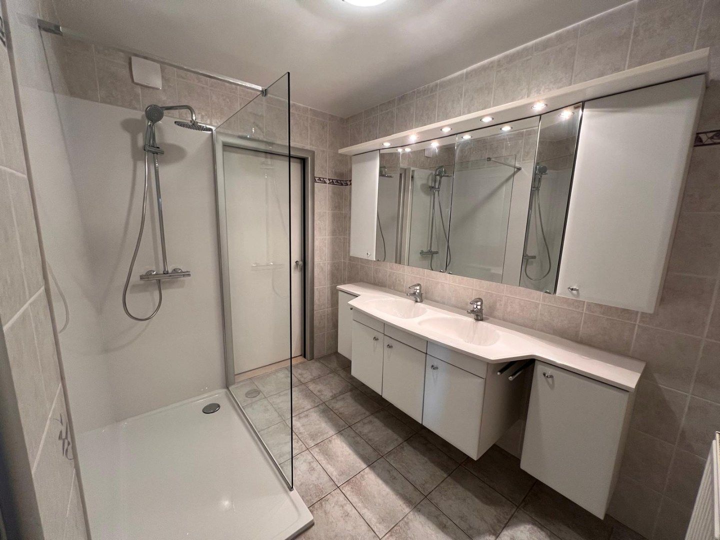 Schitterend appartement met 2 slaapkamers en bureel of dressing foto 17