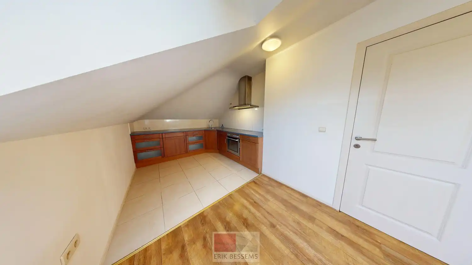 Gezellig 1-slaapkamer dakappartement met ruime leefruimte / open keuken ZONDER LIFT foto 6