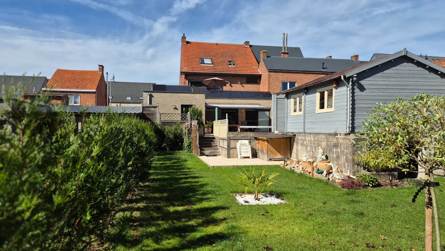 Instapklare gelijkvloerse parel met zwembad, zonnepanelen en ruimte voor zorg of professionele invulling foto {{pictureIndex}}