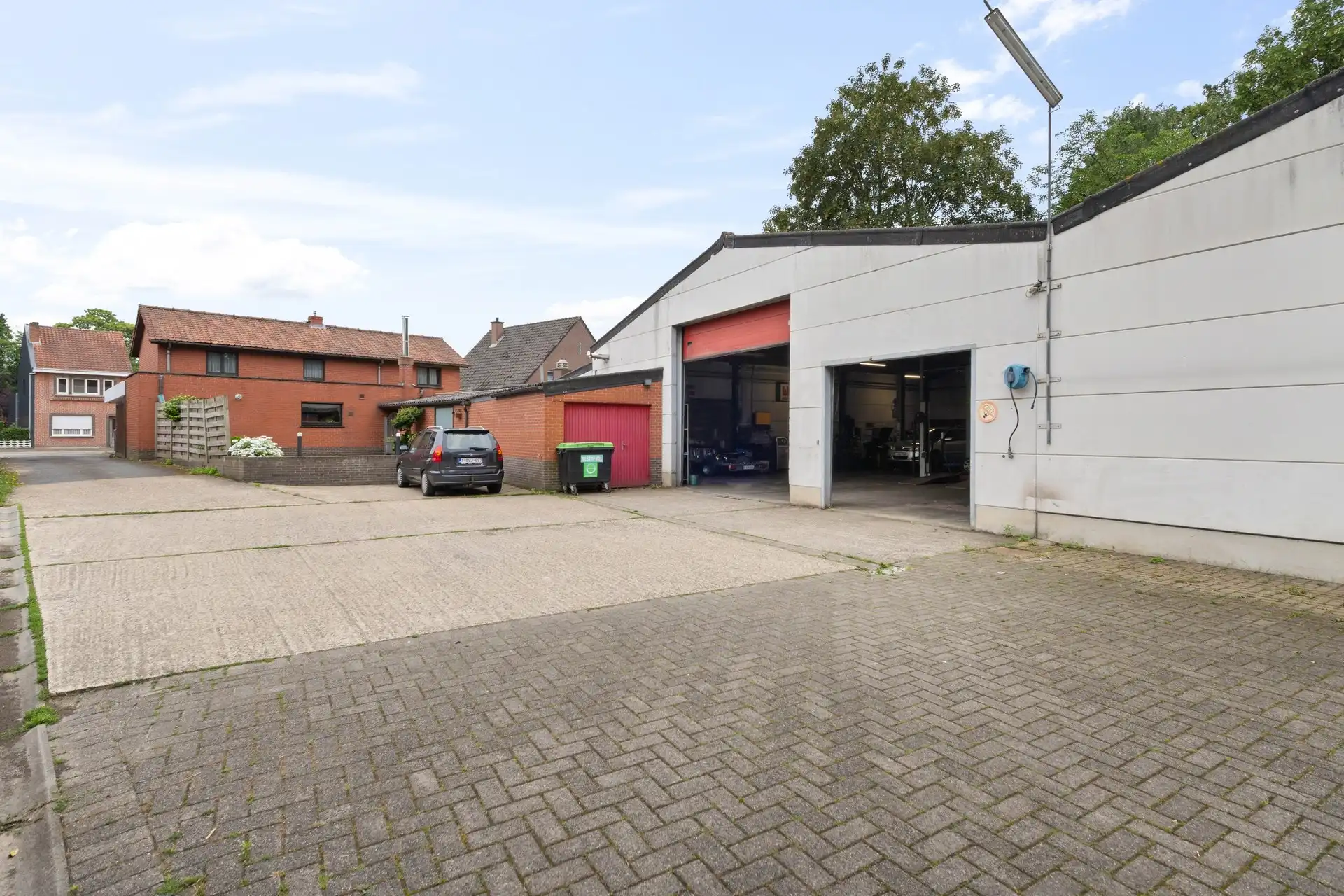 2 Vergunde magazijnen, showroom en woning op een ruim perceel foto 4