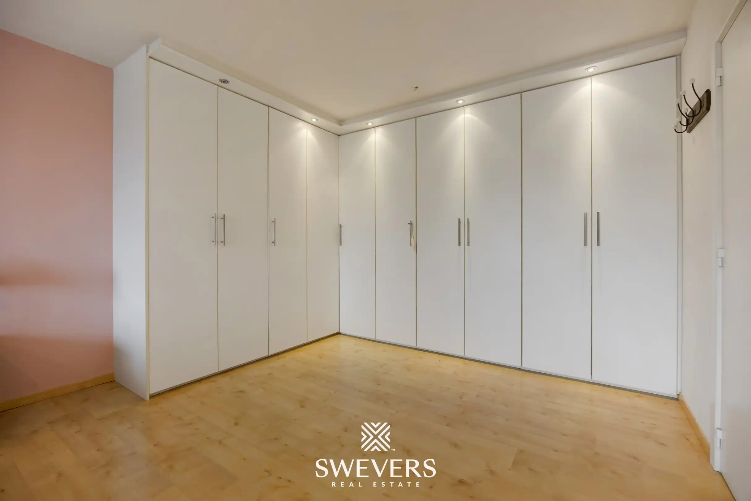 Ruime woning met 5 slaapkamers en binnenzwembad foto 9