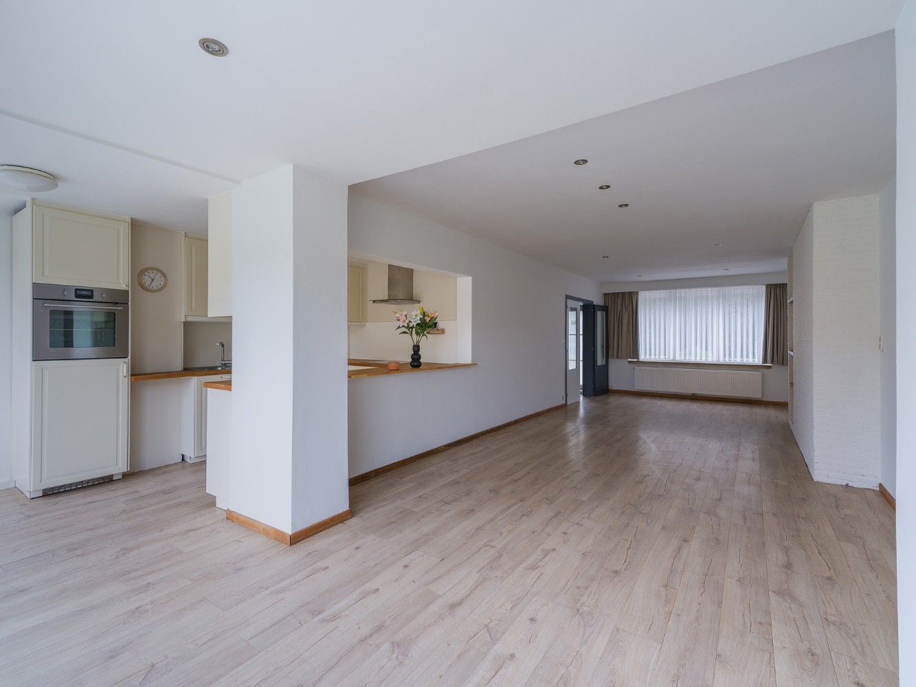 Ruime, instapklare woning met 4 slpk., inpandige garage en tuin foto 3