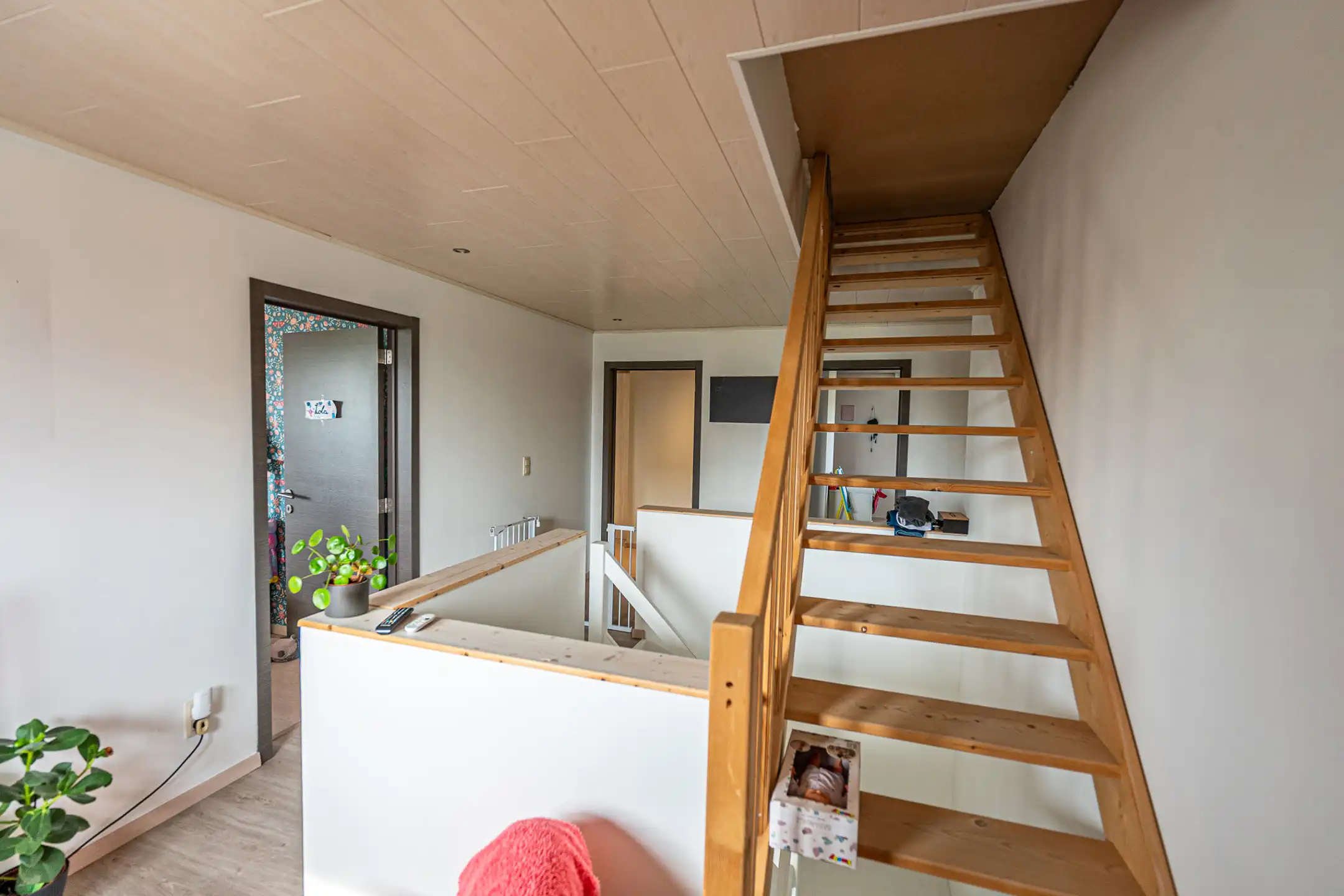 Moderne gezinswoning met inpandige garage en grote tuin. foto 23