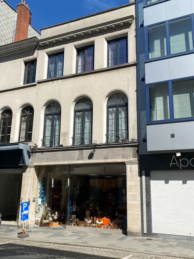 Charmant investeringspand met handelszaak, 2 erkende units en magazijn in hartje Gent foto {{pictureIndex}}