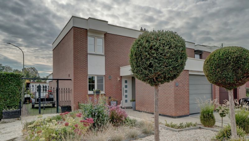 Vernieuwd woonhuis van 140m² met garage en tuin in half-open-bebouwing foto {{pictureIndex}}