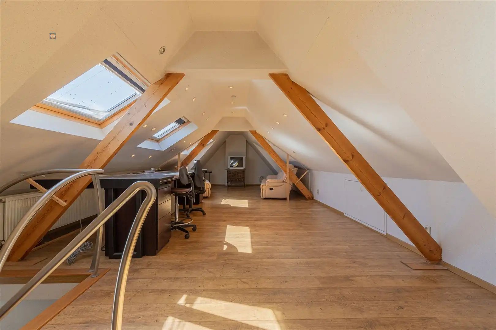 Karaktervolle villa met bijgebouw en ruime parking foto 16