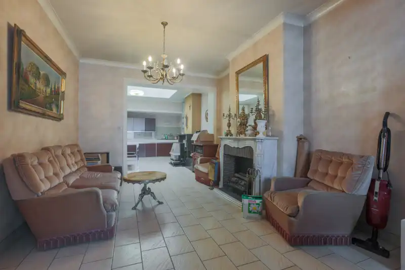Te renoveren, centraal gelegen woning met 2 slaapkamers (4 mogelijk), tuin en oprit. foto 9