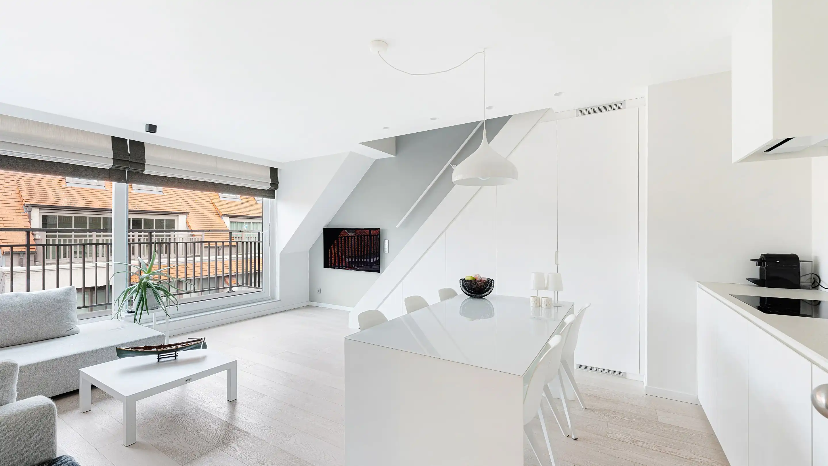 Zeer recent en mooi  duplex dakapp. in perfecte staat  met groot zuidgericht terras dichtbij de Lippenslaan. foto 7