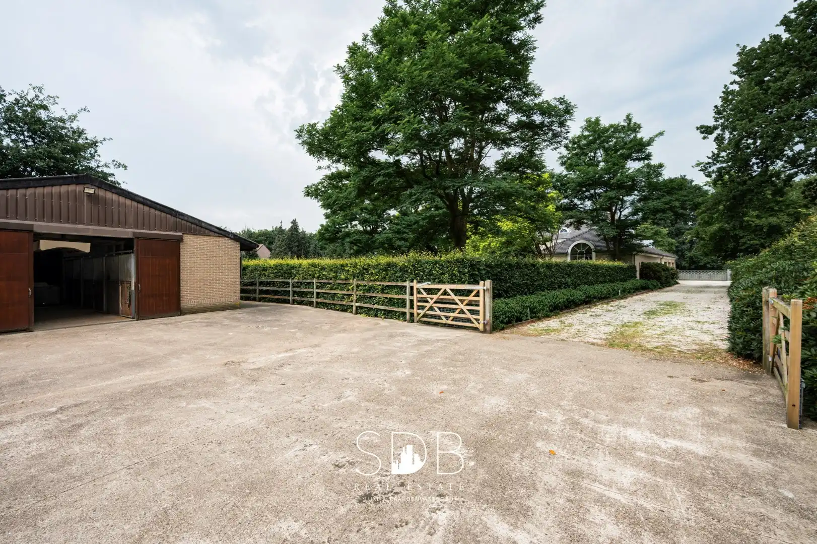IN OPTIE - Prachtig landhuis met paardenfaciliteiten op 15.804m² foto 6