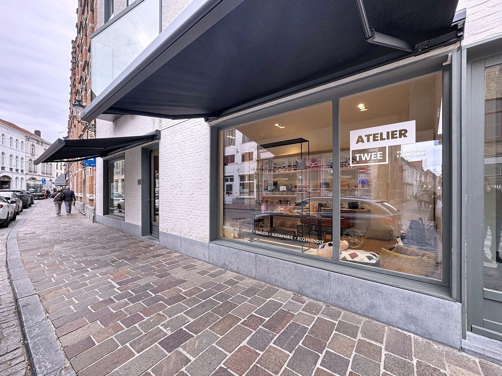 Instapklare & lichtrijke HANDELSRUIMTE (bj 2012) met voorgevelbreedte van 10m in het historisch centrum van Brugge. Grote visibiliteit!!! foto 2