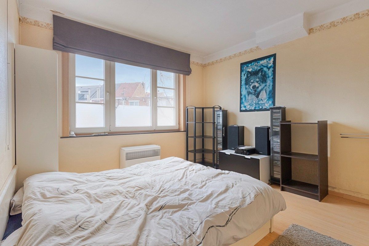 Charmante op te frissen woning met 4 slaapkamers en stadstuintje! foto 8