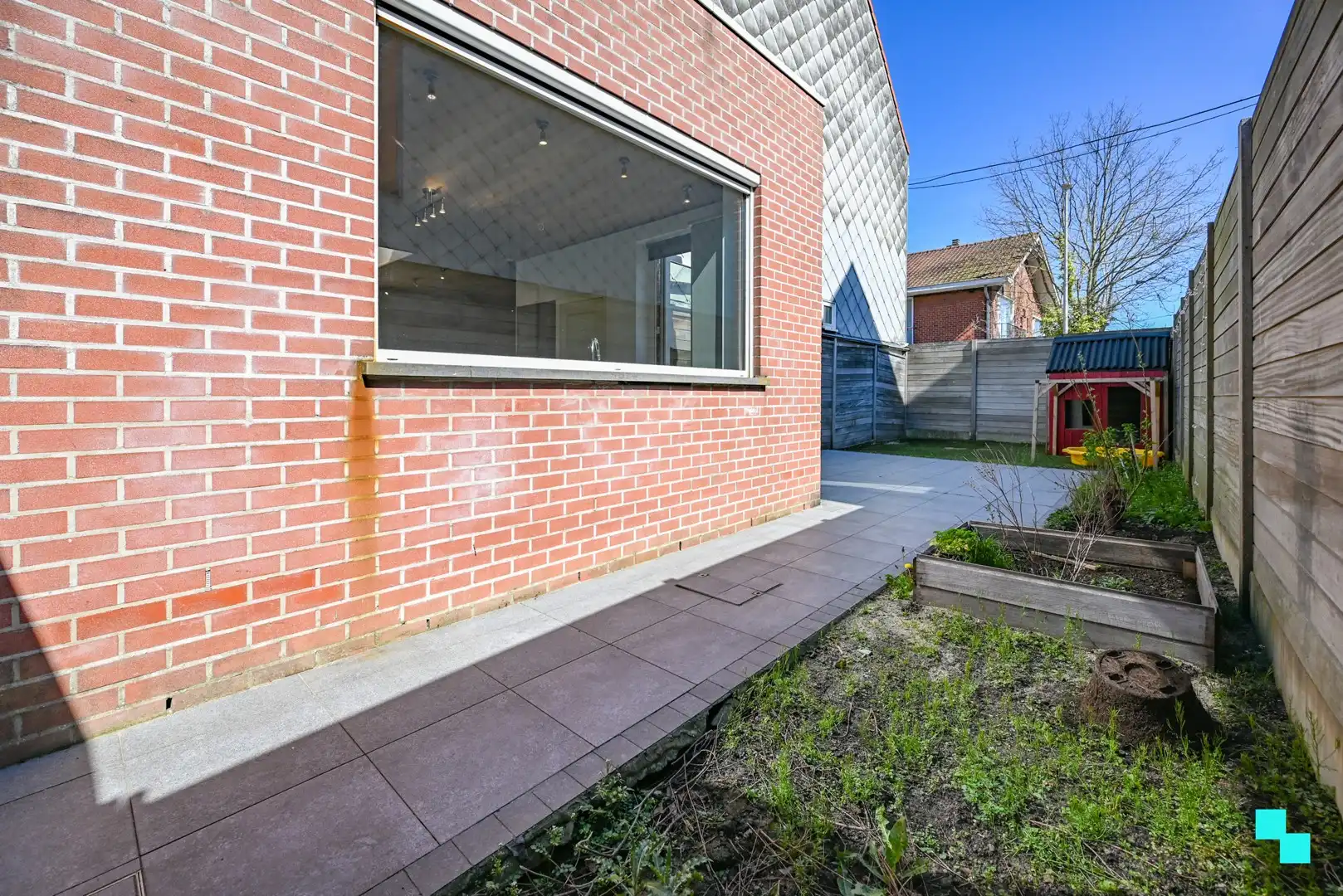 Riante halfopen woning met garage foto 18