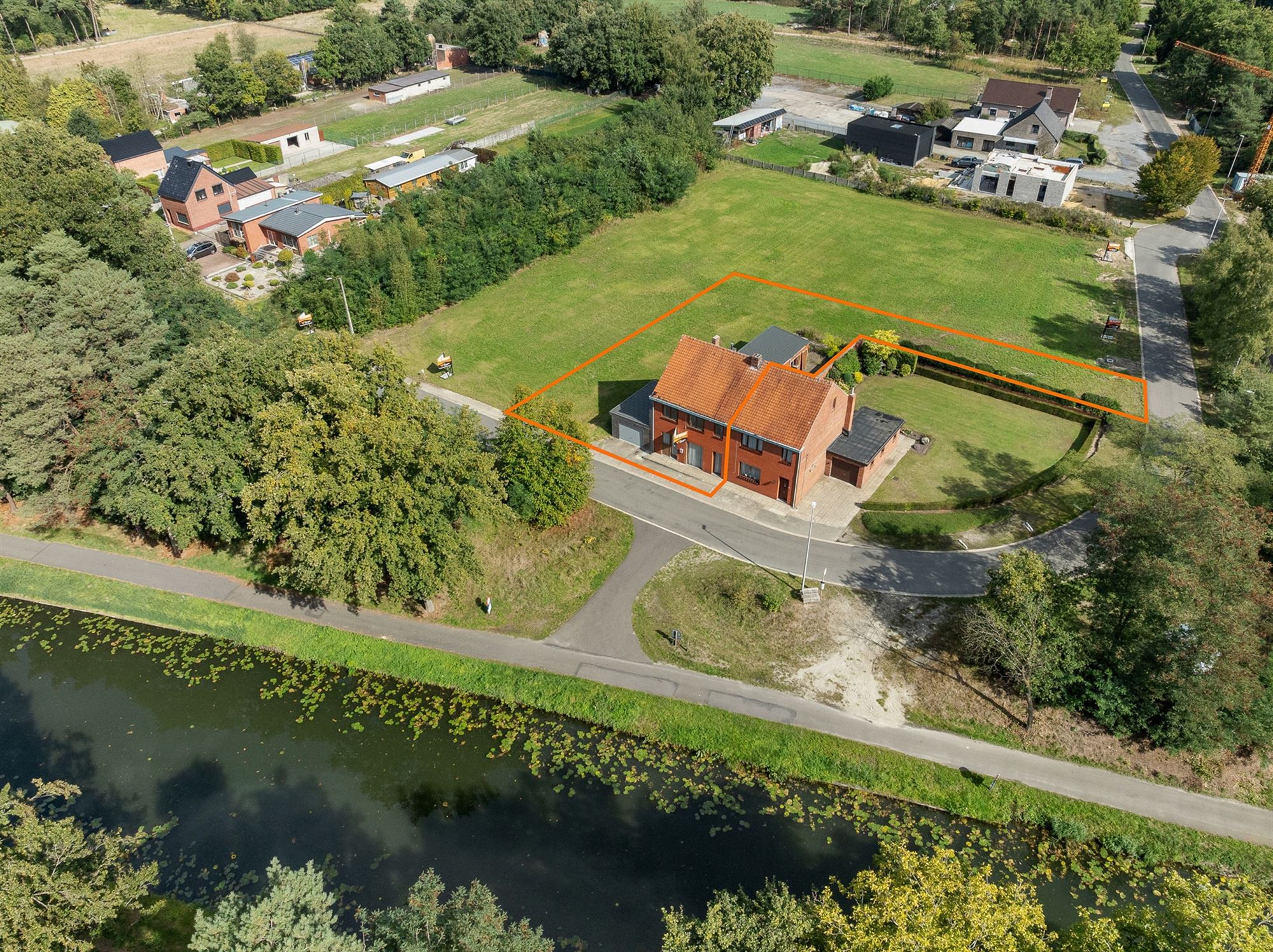 Hoofdfoto van de publicatie: WONING MET ZICHT OP KANAAL OP PRACHTIGE LIGGING