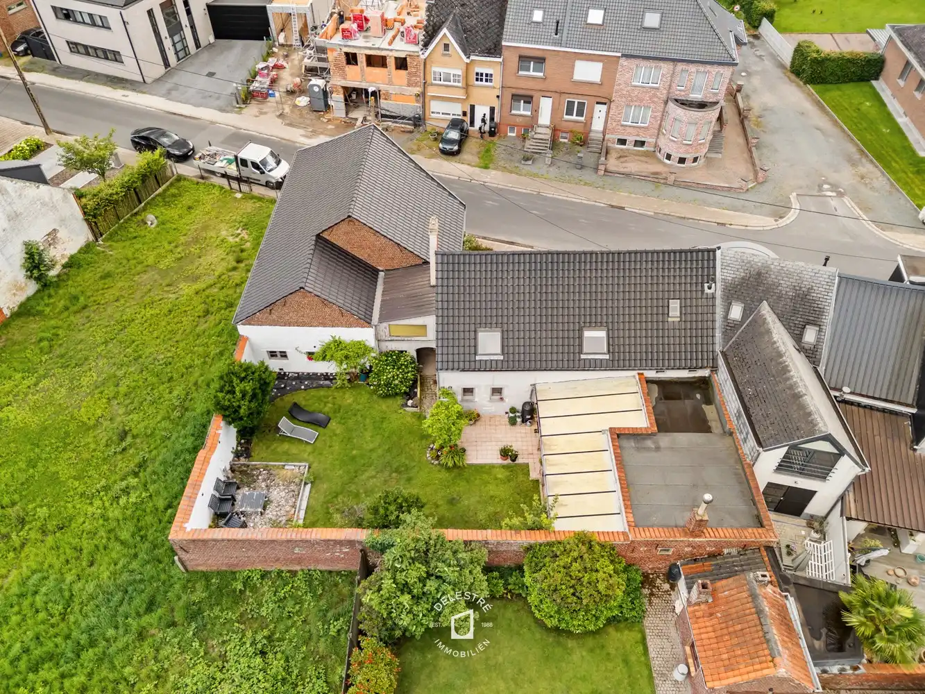 Hoofdfoto van de publicatie: Veelzijdige woning met 3 slaapkamers, ruime bijgebouwen en werkplaats te Okegem