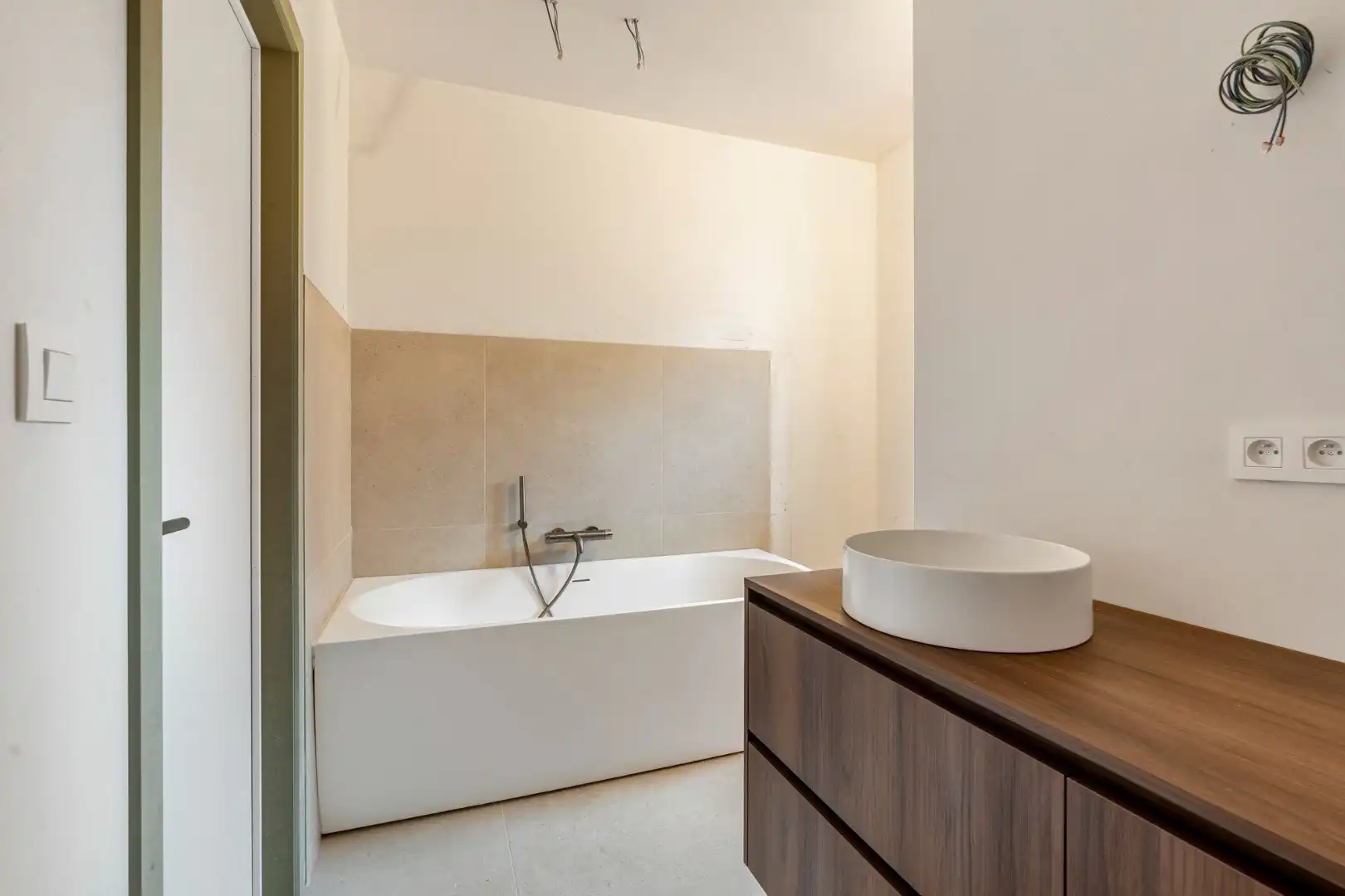 Exclusieve, volledig afgewerkte halfvrijstaande woning na transformatie van bestaande hoeve naar 2 BEN-woningen!  foto 17
