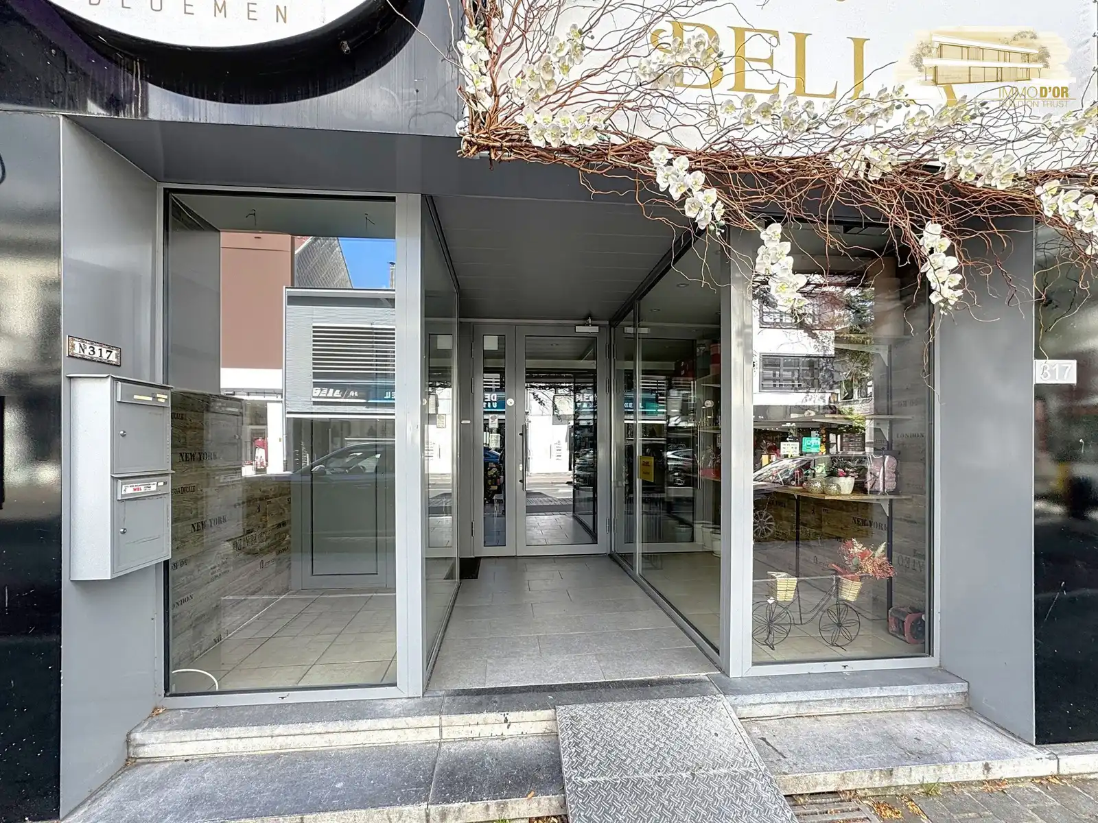 Te koop In hartje Brasschaat handelspand + duplex foto {{pictureIndex}}