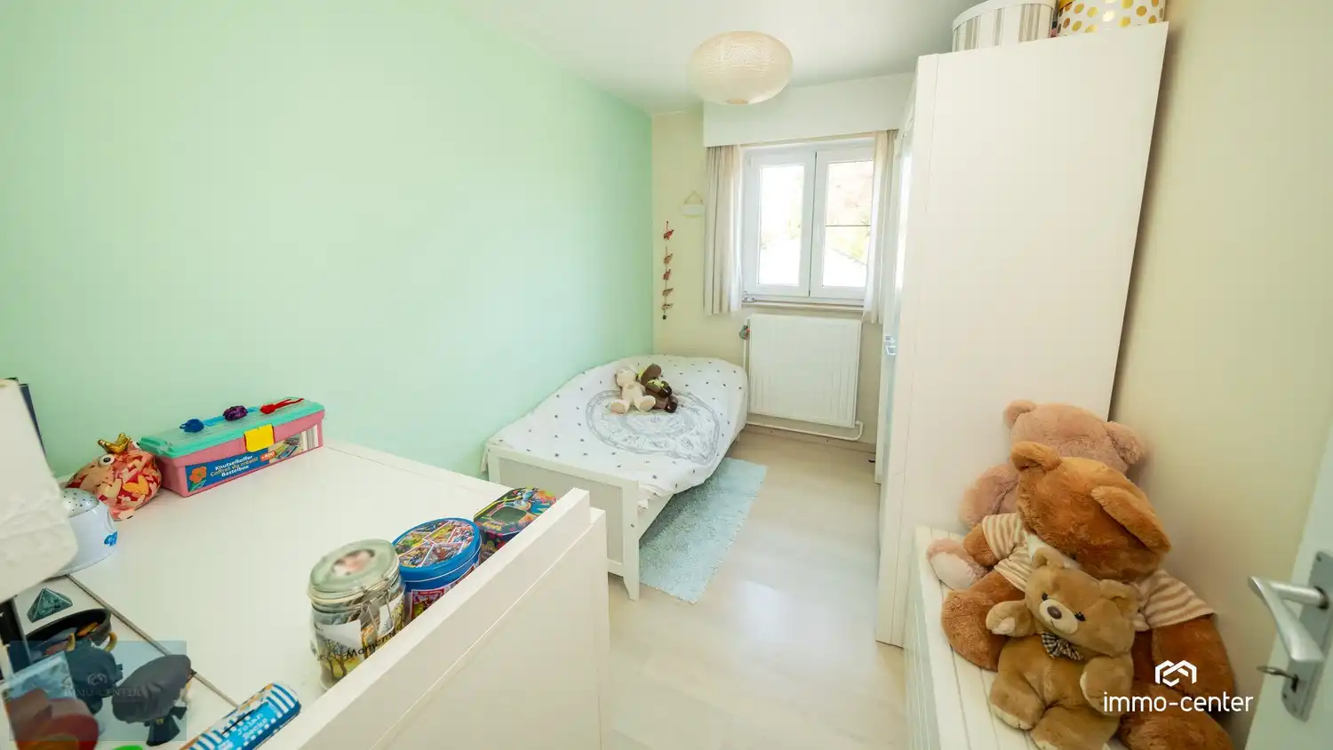 Instapklaar 2-slaapkamer appartement met zolder, 2 garages, carport en prachtige tuin foto 15