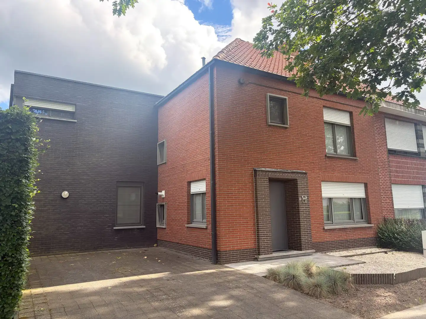 Ruime halfopen gezinswoning met grote tuin en carport. foto {{pictureIndex}}