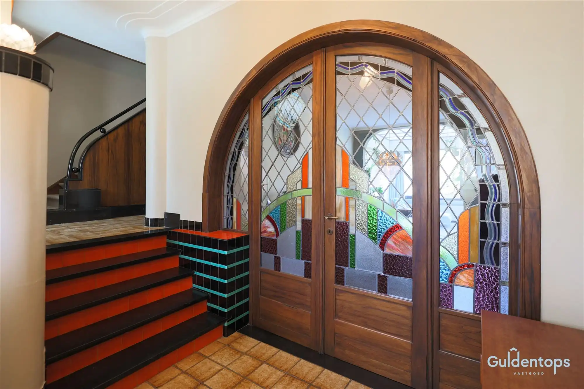 Knappe goed gelegen architectenwoning met mooie tuin foto 3