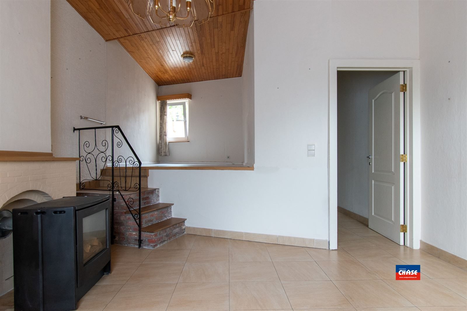 Te renoveren starterswoning met 2 slaapkamers en koertje foto 3