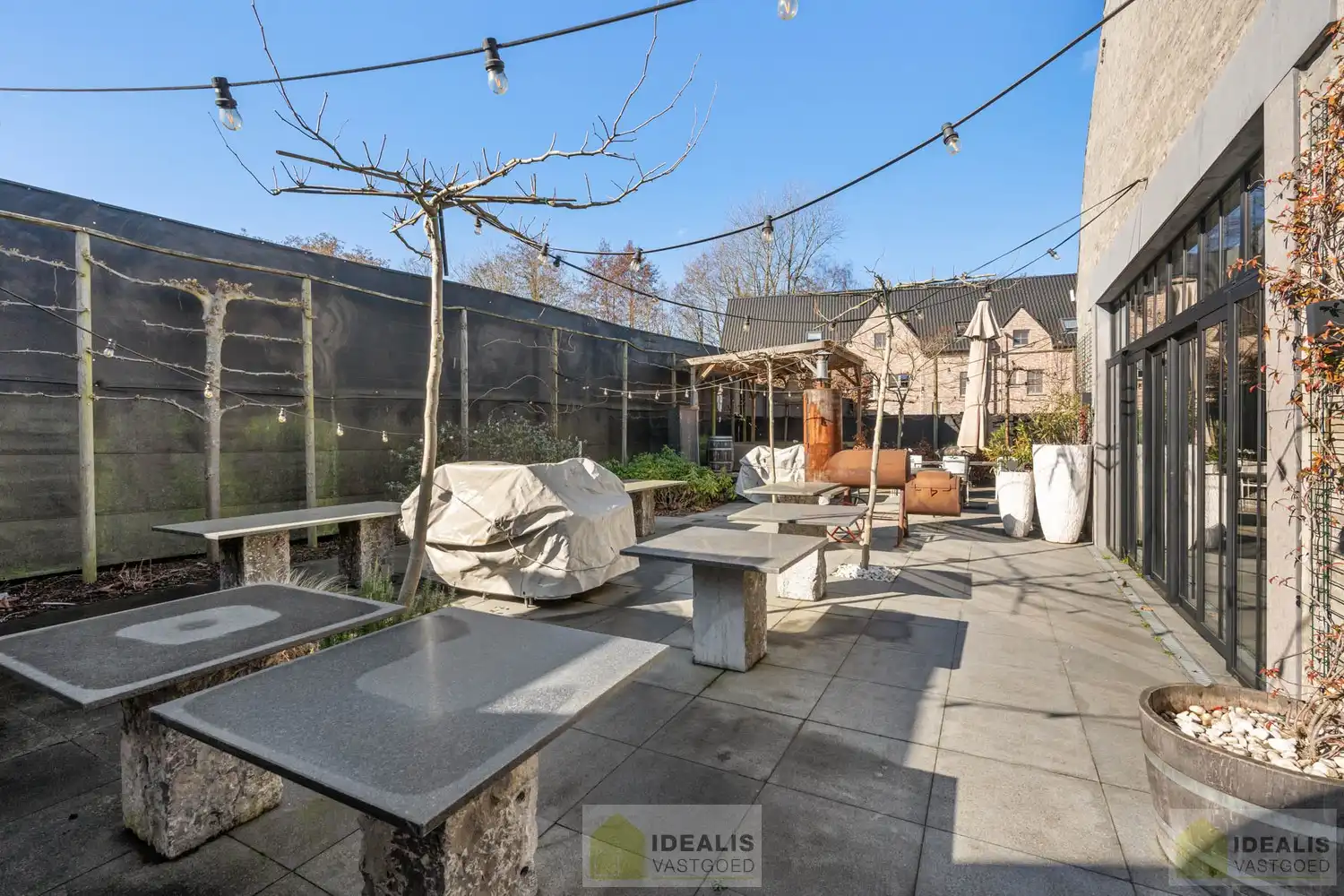 IDEALIS VASTGOED - “Het Brouwershof”, een prachtig pand met een rijke geschiedenis gelegen op het Itterplein op een unieke locatie!! Dit handelspand, een voormalige brasserie, omvat maar liefst ca.420m² bruikbare oppervlakte en is momenteel ingericht als horecazaak met een ruime brasserie met knappe bar, aansluitend volledig uitgeruste keuken, stijlvol ingerichte sigarenkamer, achterliggend een grote feestzaal,  en een ruim afgesloten terras met overdekte lounge. Daarnaast wordt ook het gerenoveerde duplex appartement, gelegen op de 1ste en 2de verdieping van maar liefst ca.155m² bewoonbare oppervlakte en voorzien van een ruime woonkamer met aansluitend keuken, badkamer voorzien van bad en douche, 3 slaapkamers en ruim dakterras aangeboden. Uiterst geschikt voor kandidaten op zoek naar een handelspand met woonst op een toplocatie midden in hartje Opitter, Bree! foto 22