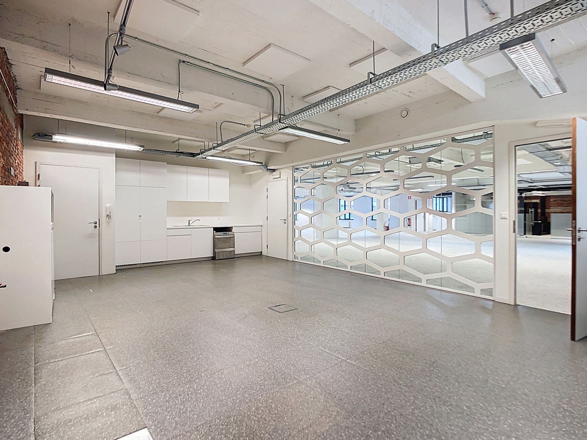 Afgewerkte kantoren in authentieke setting te huur foto 9