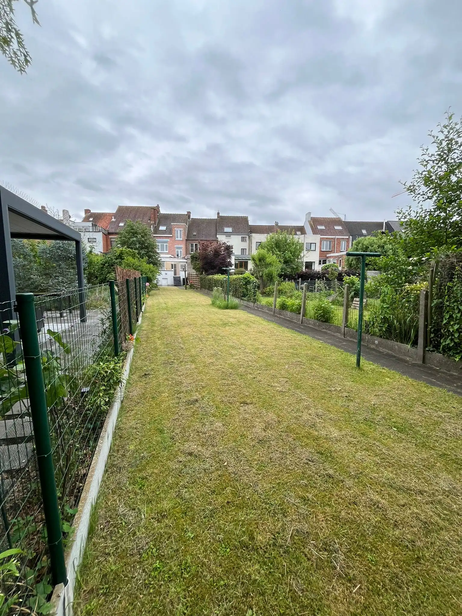 Stadswoning met tuin en parkeerplaats foto 4
