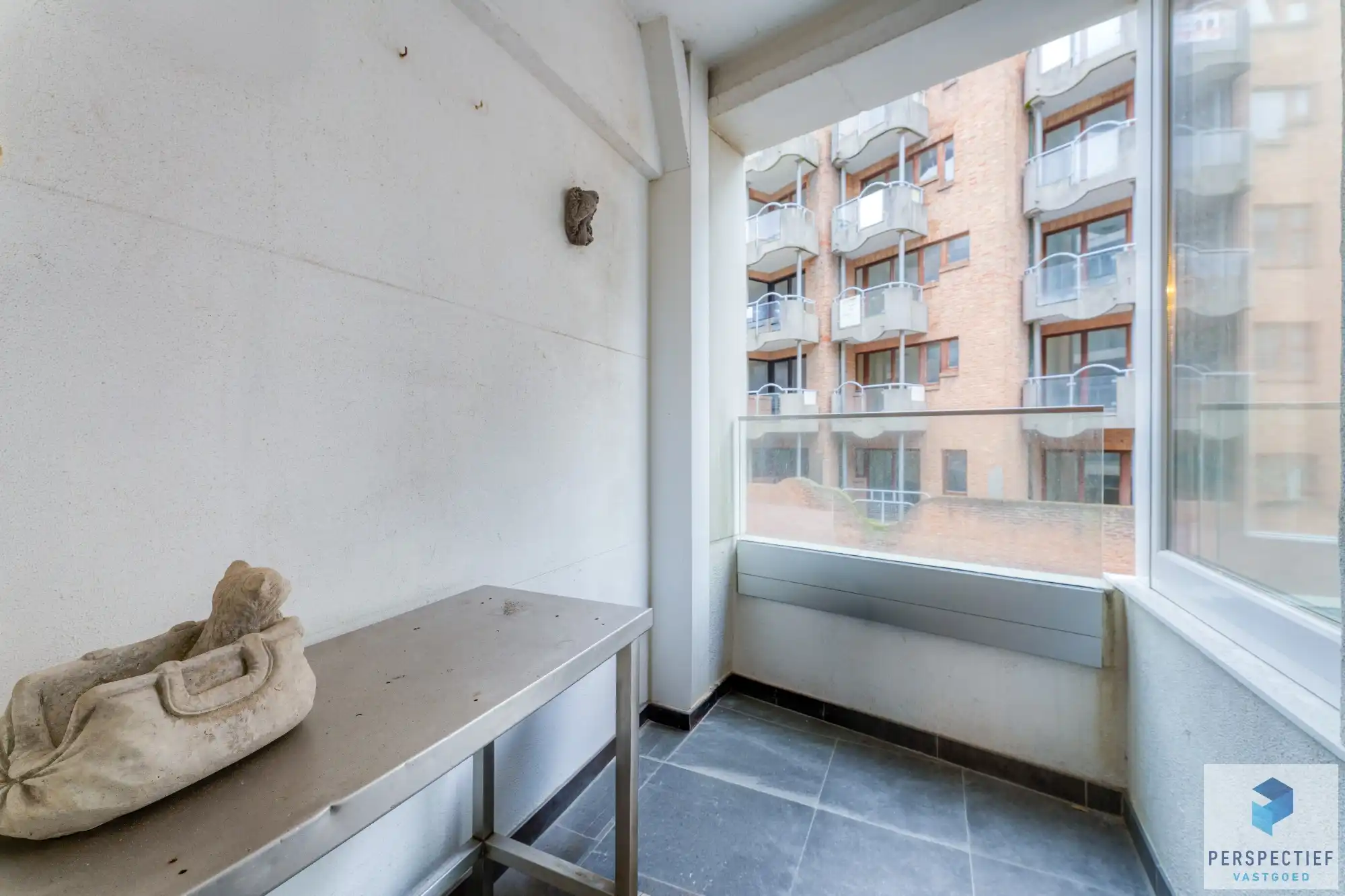 Goed gelegen ruim vernieuwd 2 slaapkamer appartement met grote berging en autostaanplaats foto 3