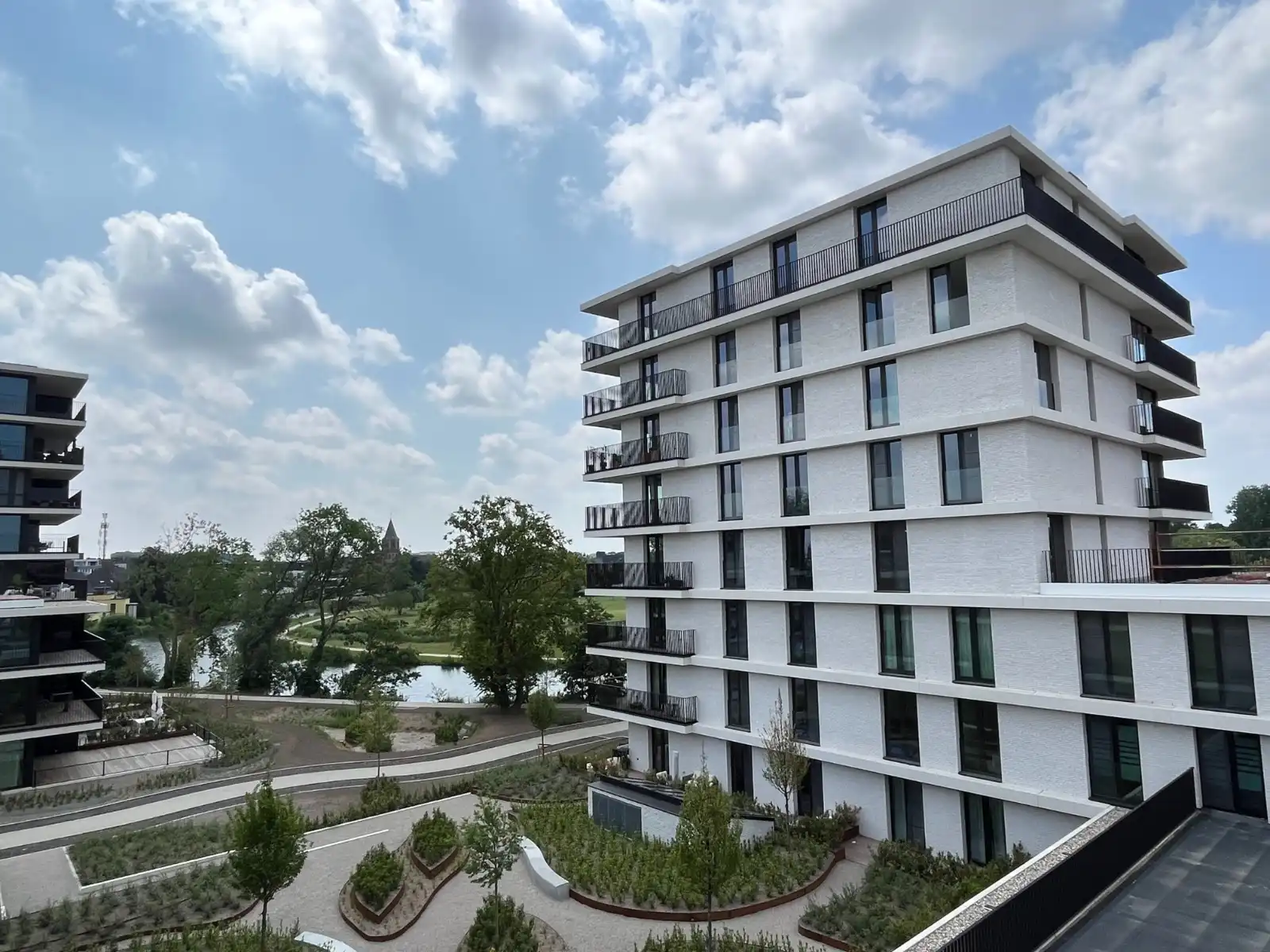 Rustig gelegen 2-slaapkamerappartement foto {{pictureIndex}}