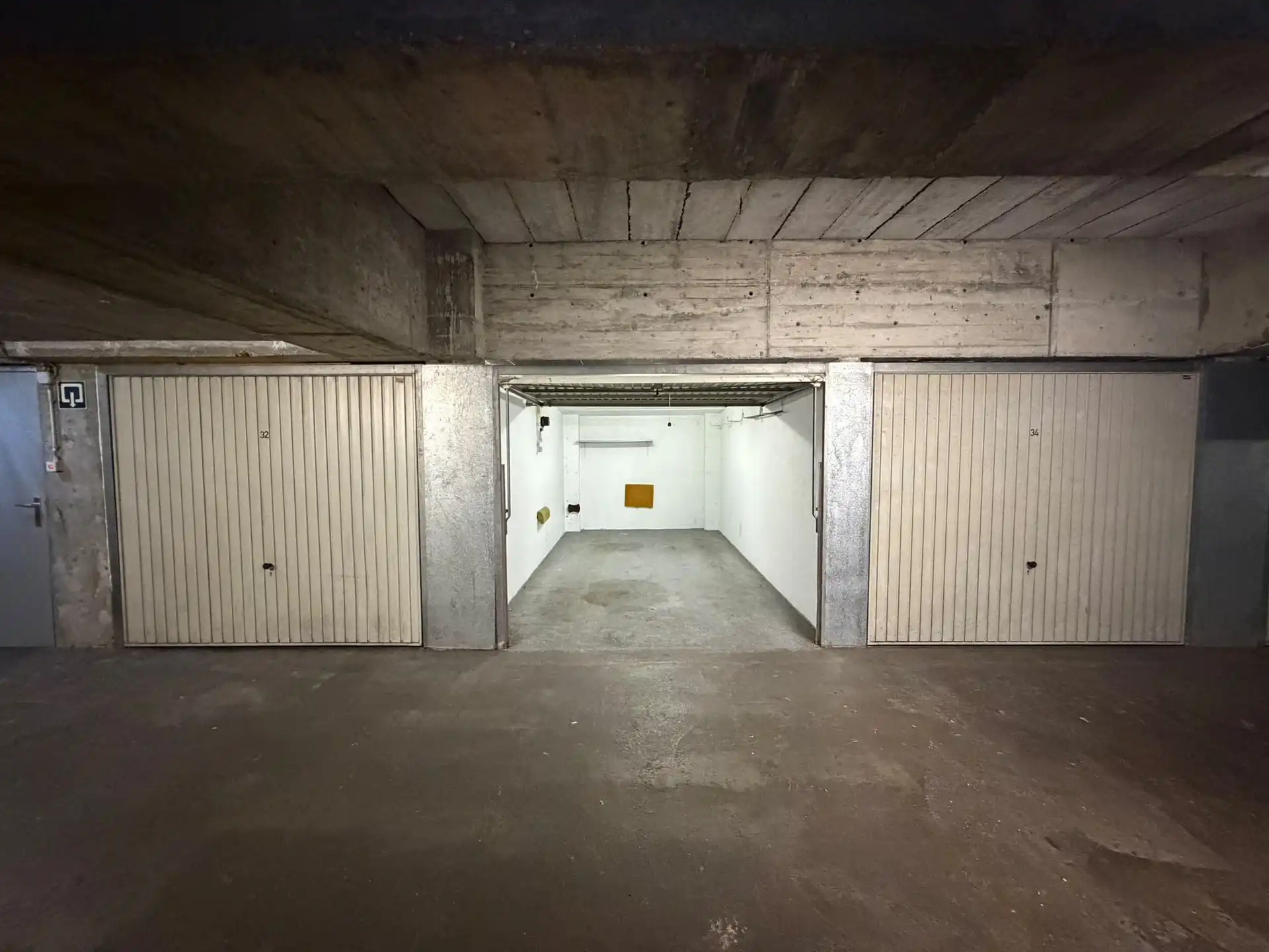 Gesloten garagebox in de omgeving Glacier de la Poste in Duinbergen! foto 3