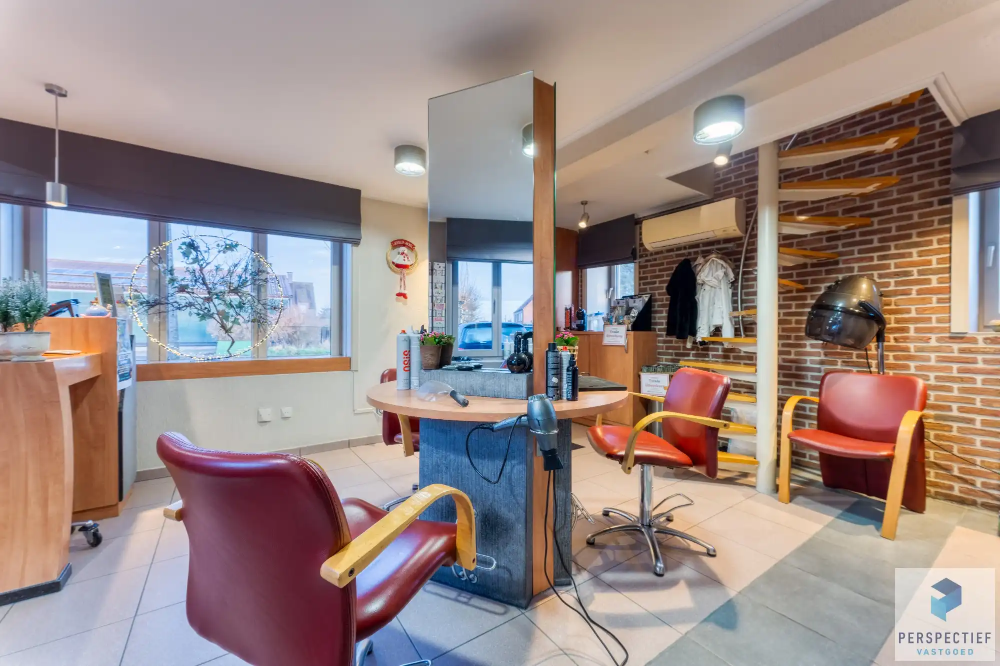 Landelijk gelegen villa met handelsruimte en buitenzwembad op 1370 m² foto 24