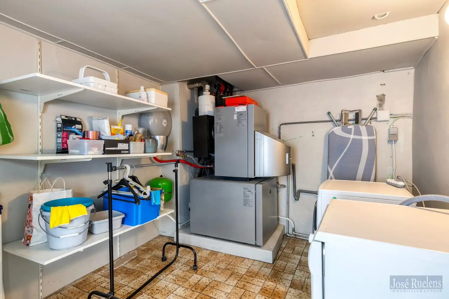 Goede gelegen gezinswoning met zij-ingang en grote tuin. foto 16