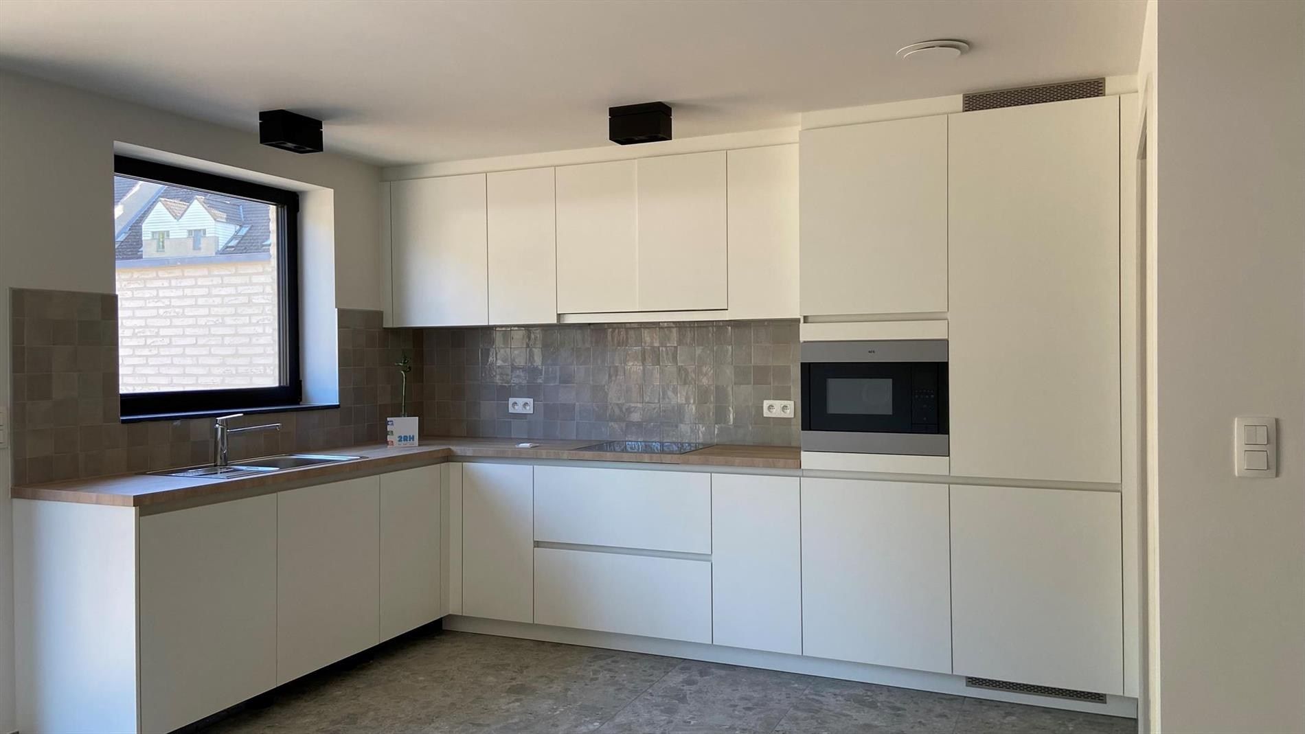 GELIJKVLOERS APPARTEMENT MET TWEE SLAAPKAMERS EN PRIVATIEVE TUIN foto 2