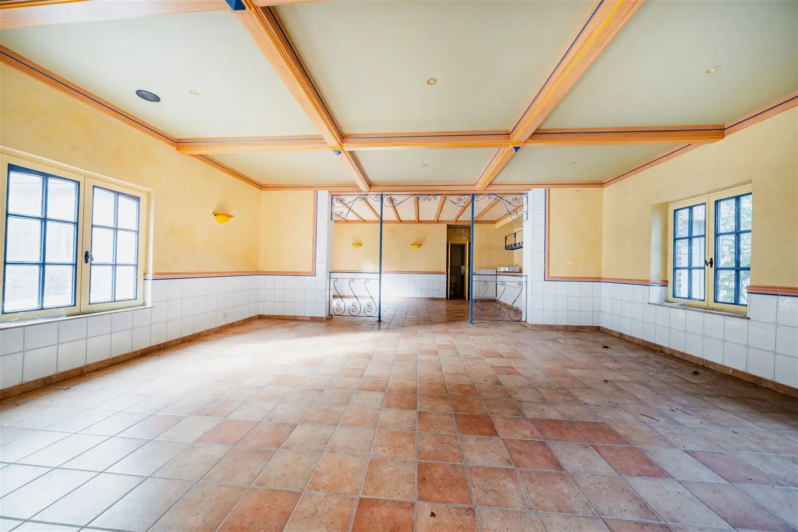 Handelscomplex met appartement in centrum Landen foto 25