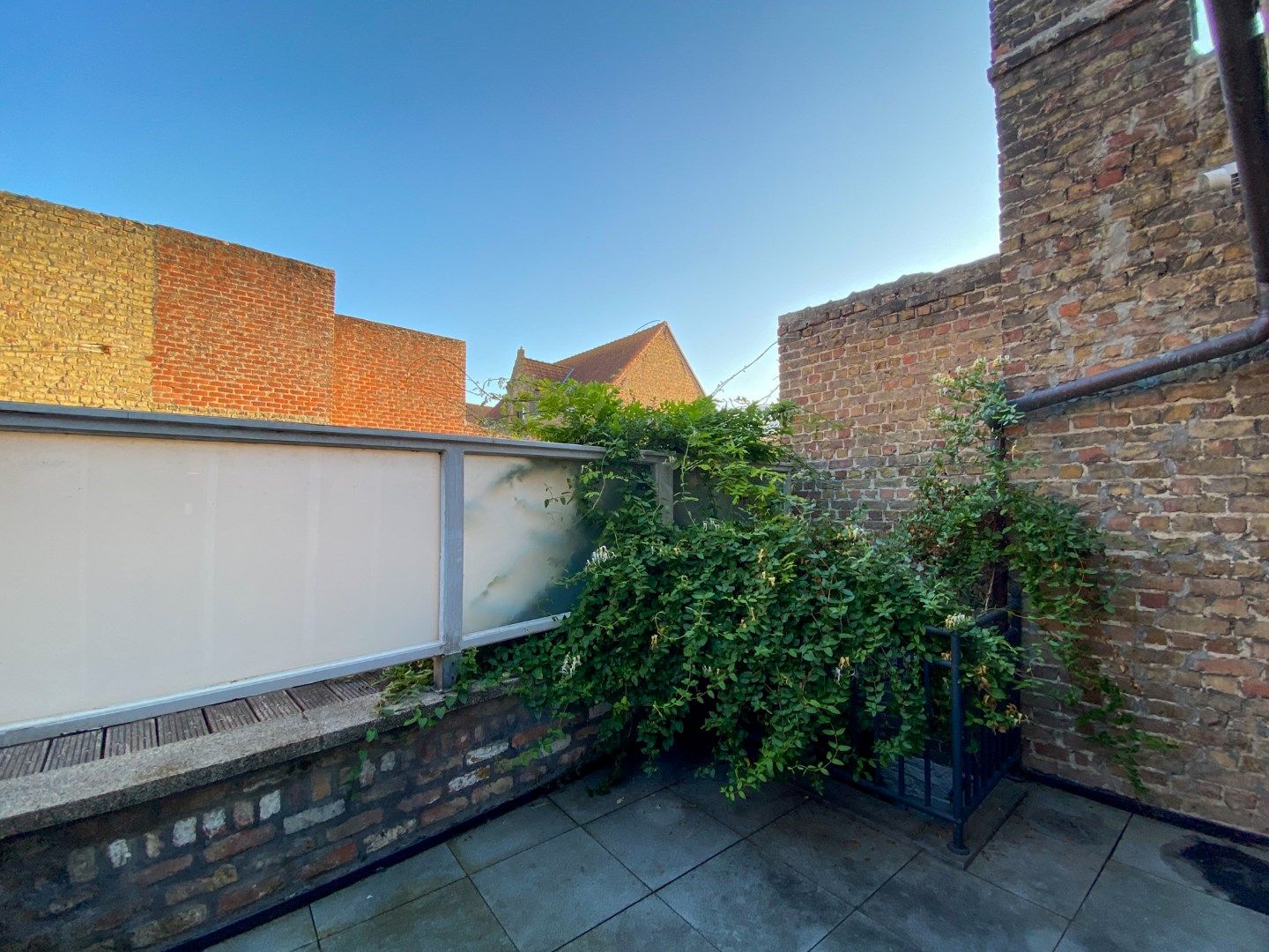 Gezellige rijwoning met 3 slaapkamers en terras. foto 19