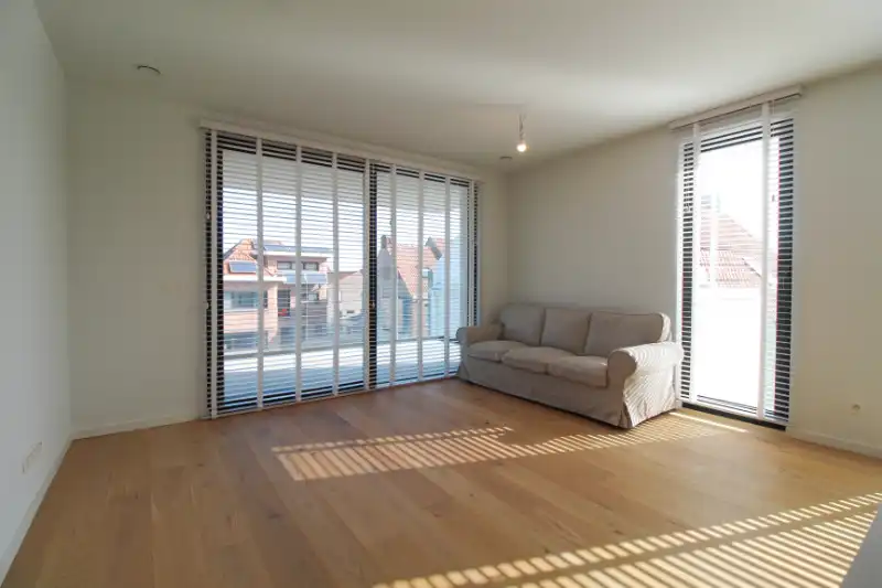 Modern en lichtrijk appartement te huur in Ingelmunster foto 4
