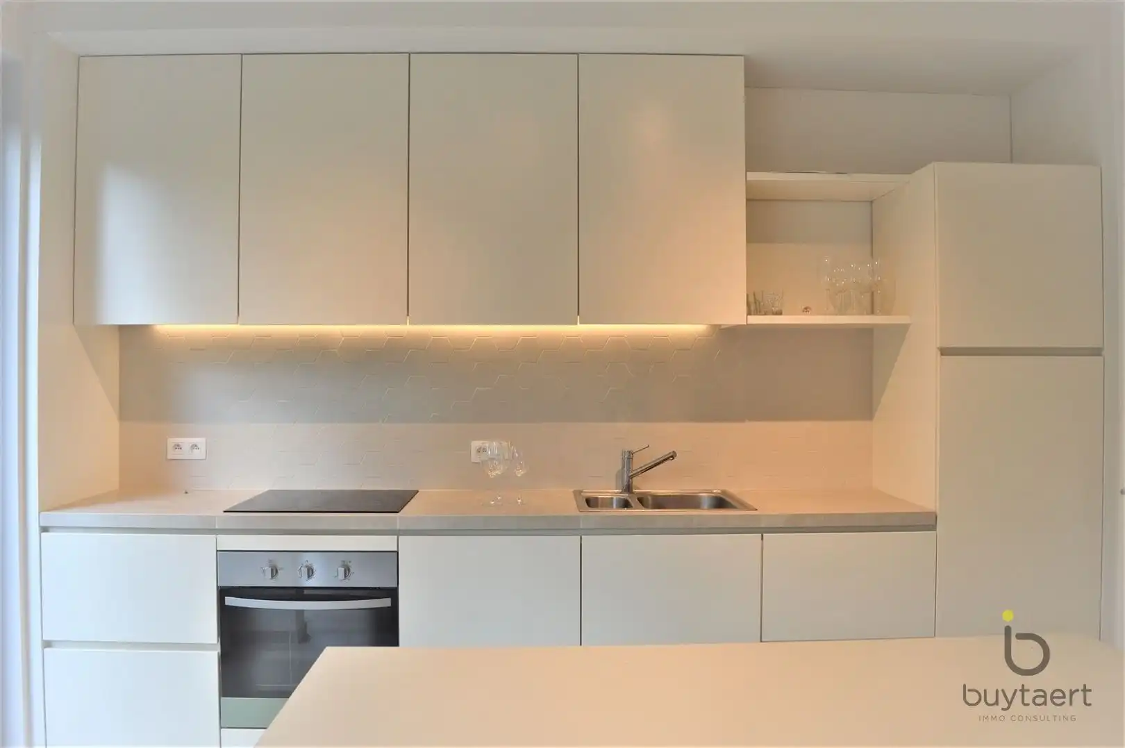 Instapklaar drie slaapkamer appartement met terras in een rustige wijk dicht bij invalswegen. foto 4
