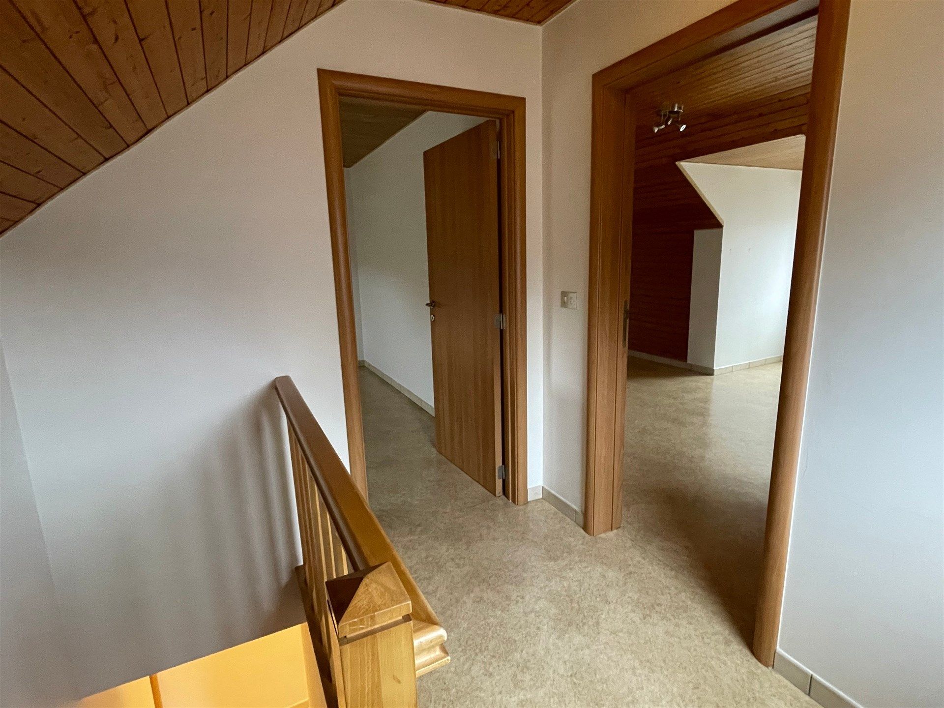 Gunstig gelegen 3 slaapkamer duplex appartement met garage.  foto 17