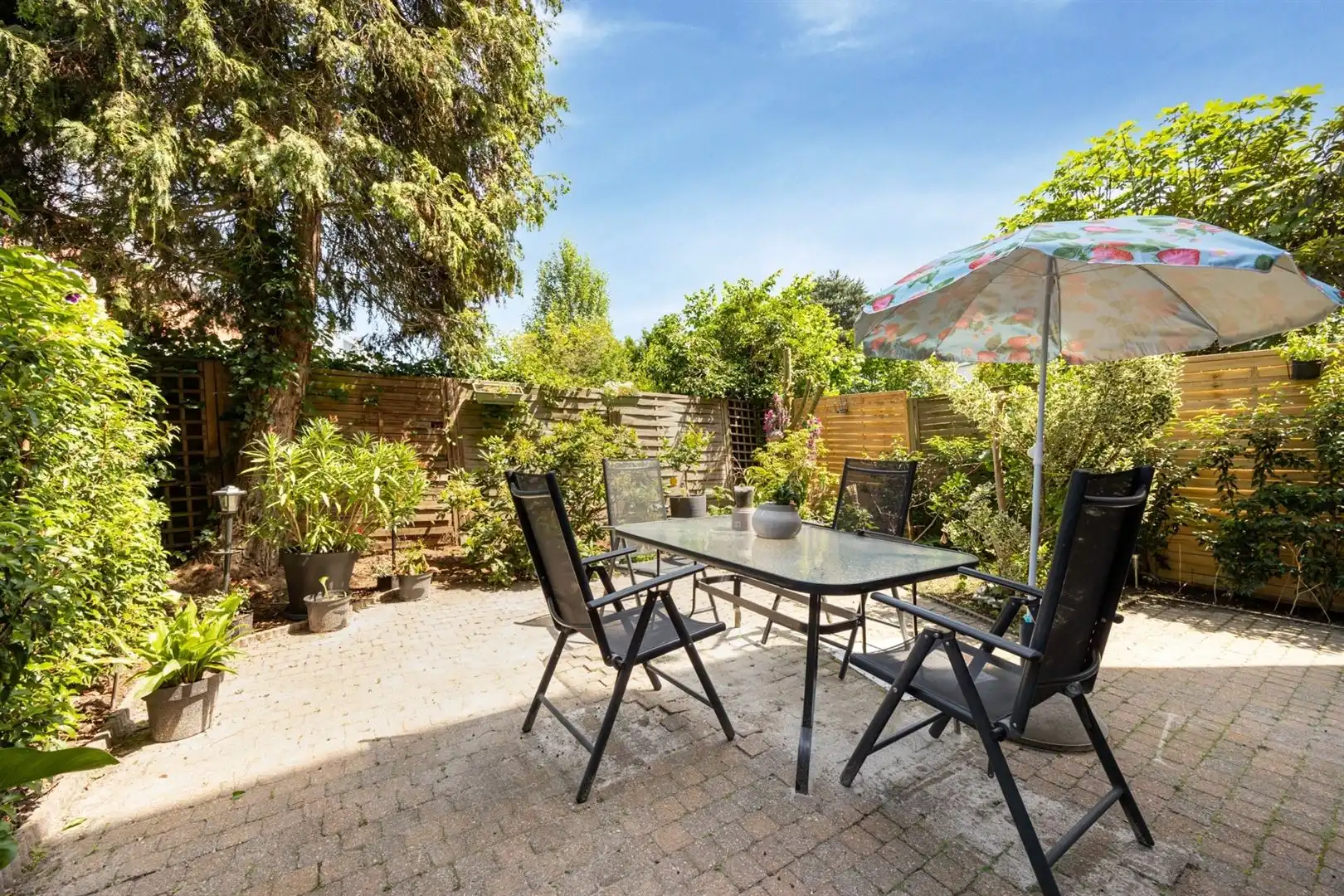 Gelijkvloers appartement met terras en parking op rustige locatie foto 2