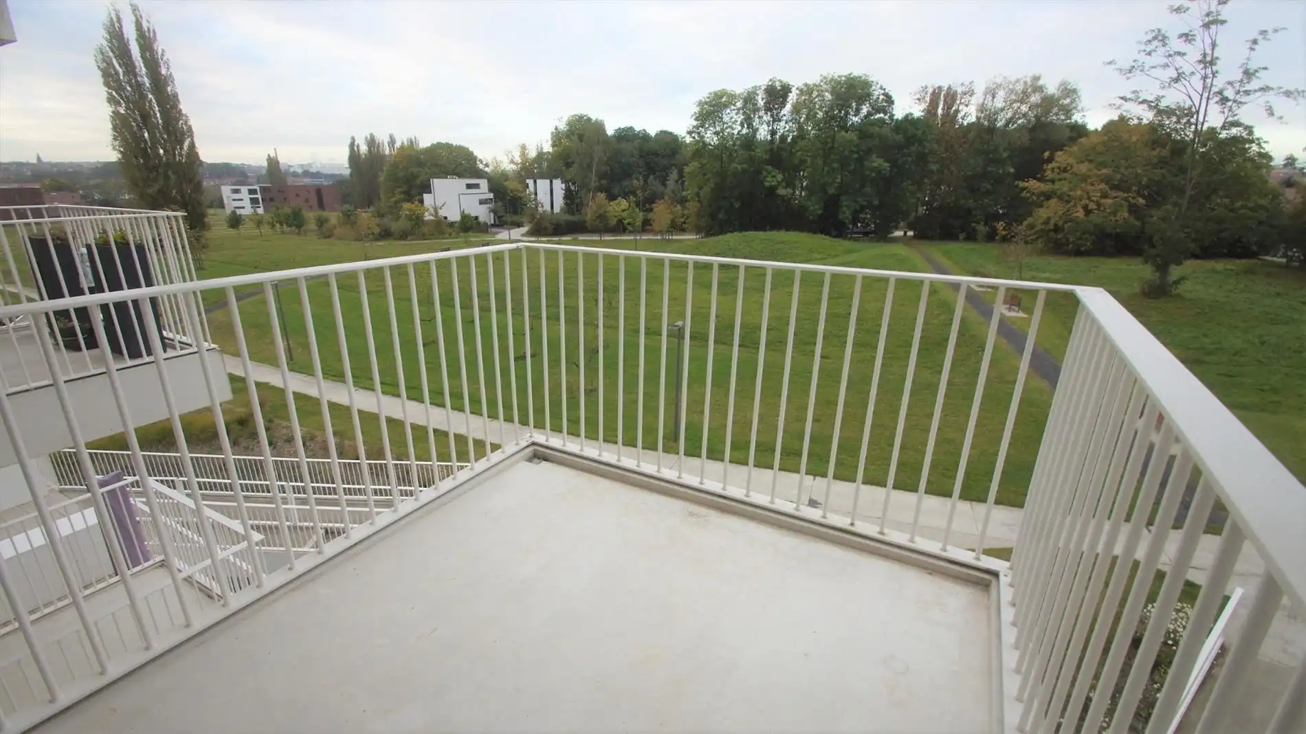 Ruim en recent 2 slpks-app. met terras en autostaanplaats foto 2