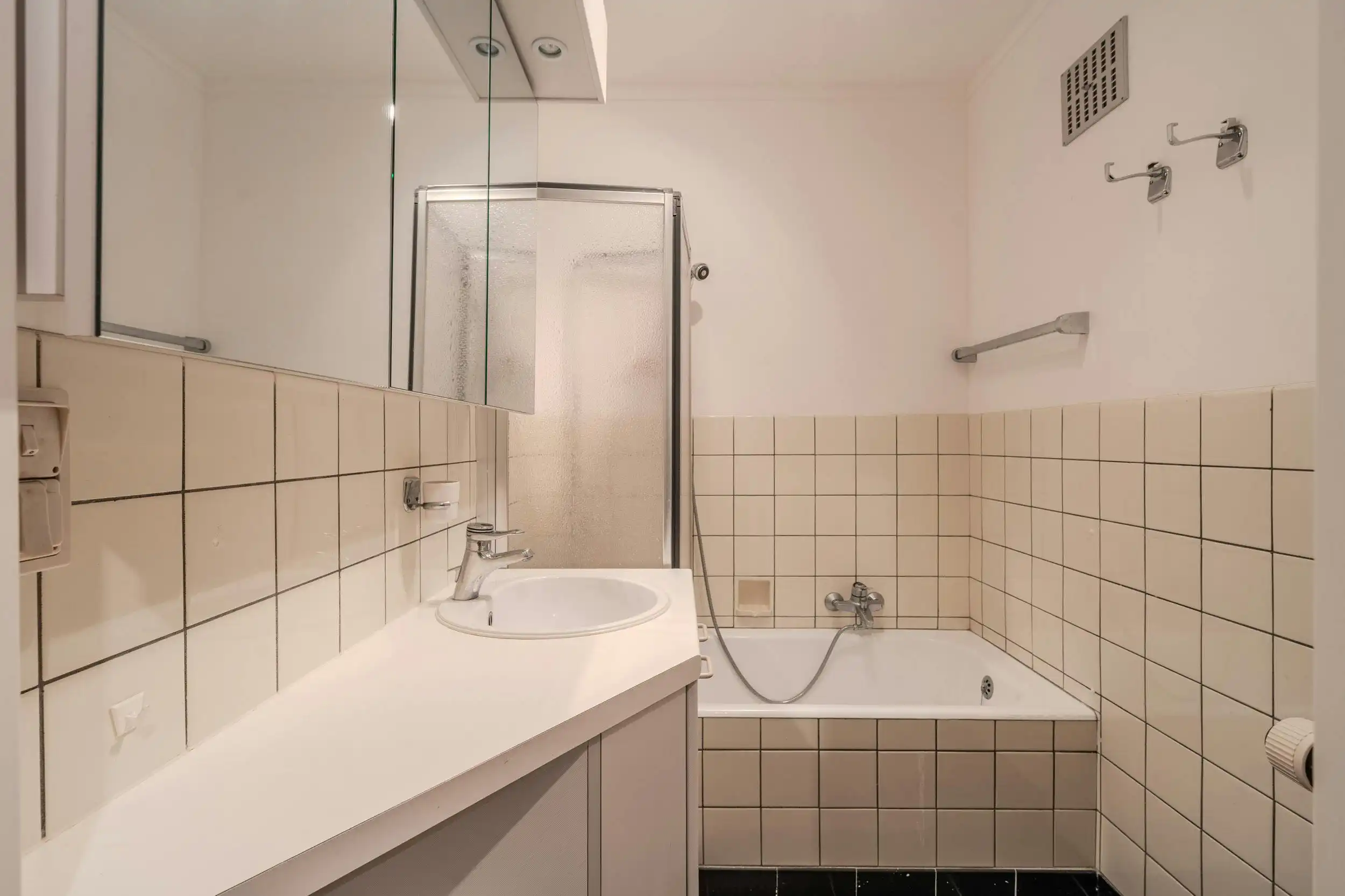 Centraal gelegen 2-slaapkamerappartement met zeezicht! foto 17