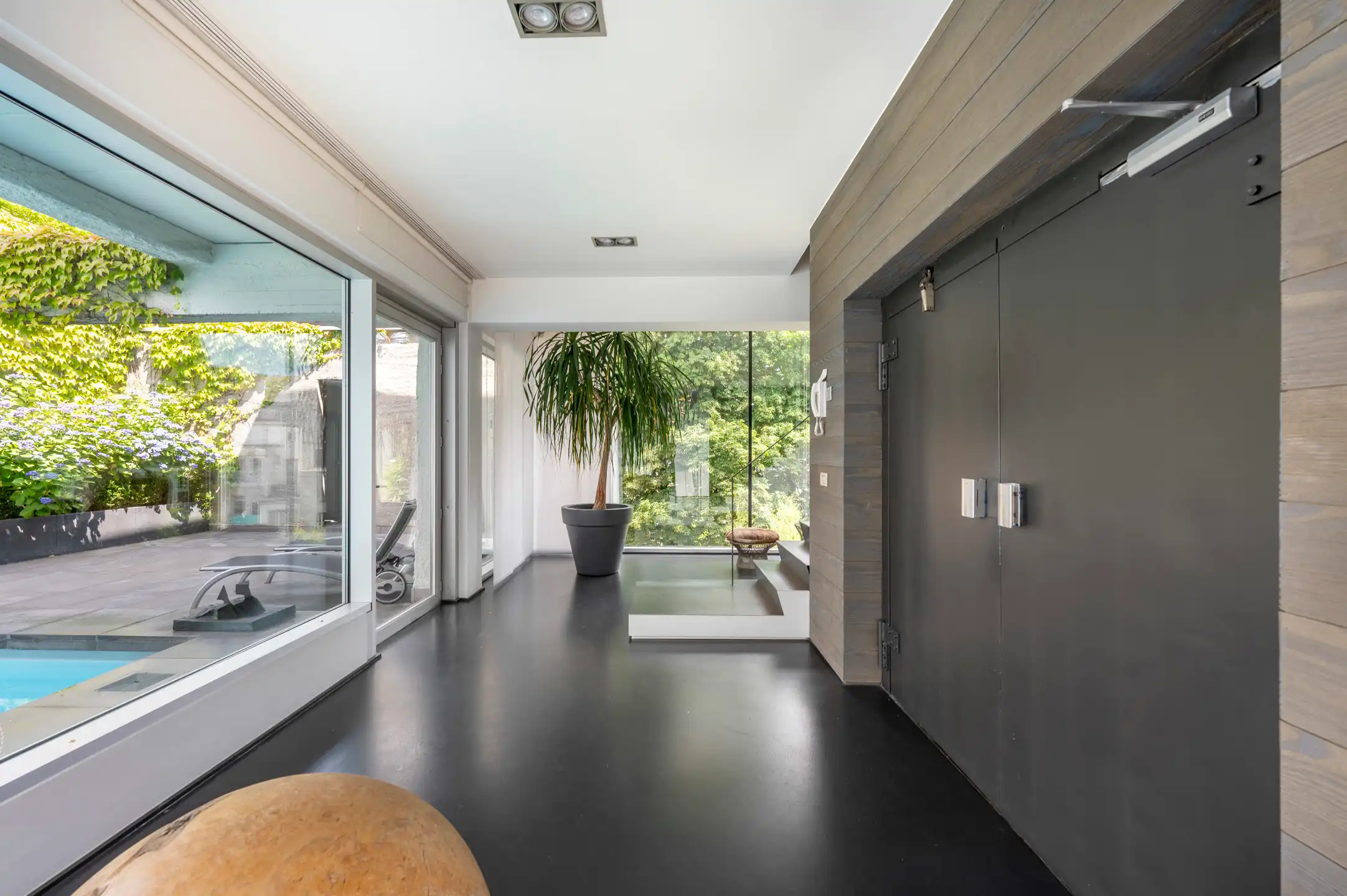 ANTWERPEN-ZURENBORG -  Luxe appartement met zwembad! foto 2